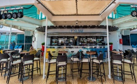 A room with tables and chairs

Description automatically generated with low confidence